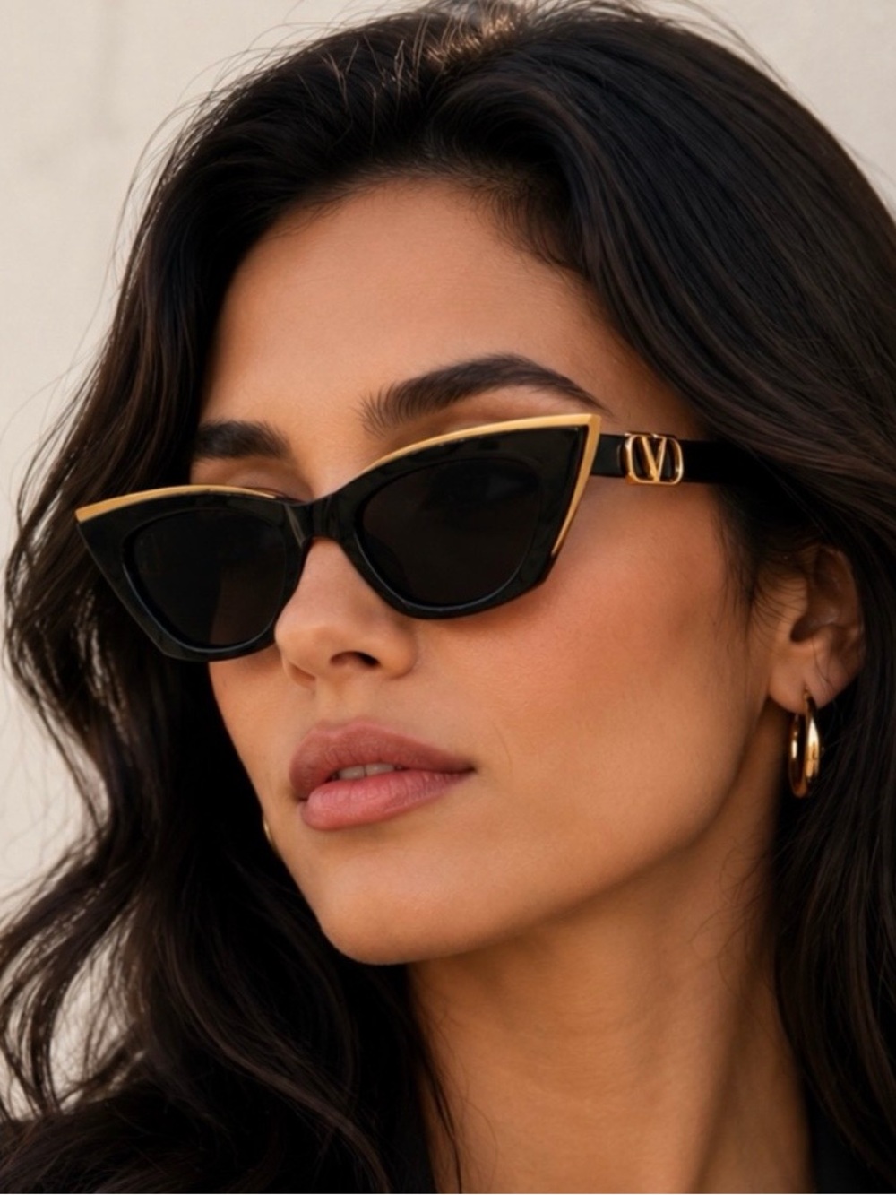 VALENTINO V - GOLDCUT - I
Black Cat Eye Sunglasses